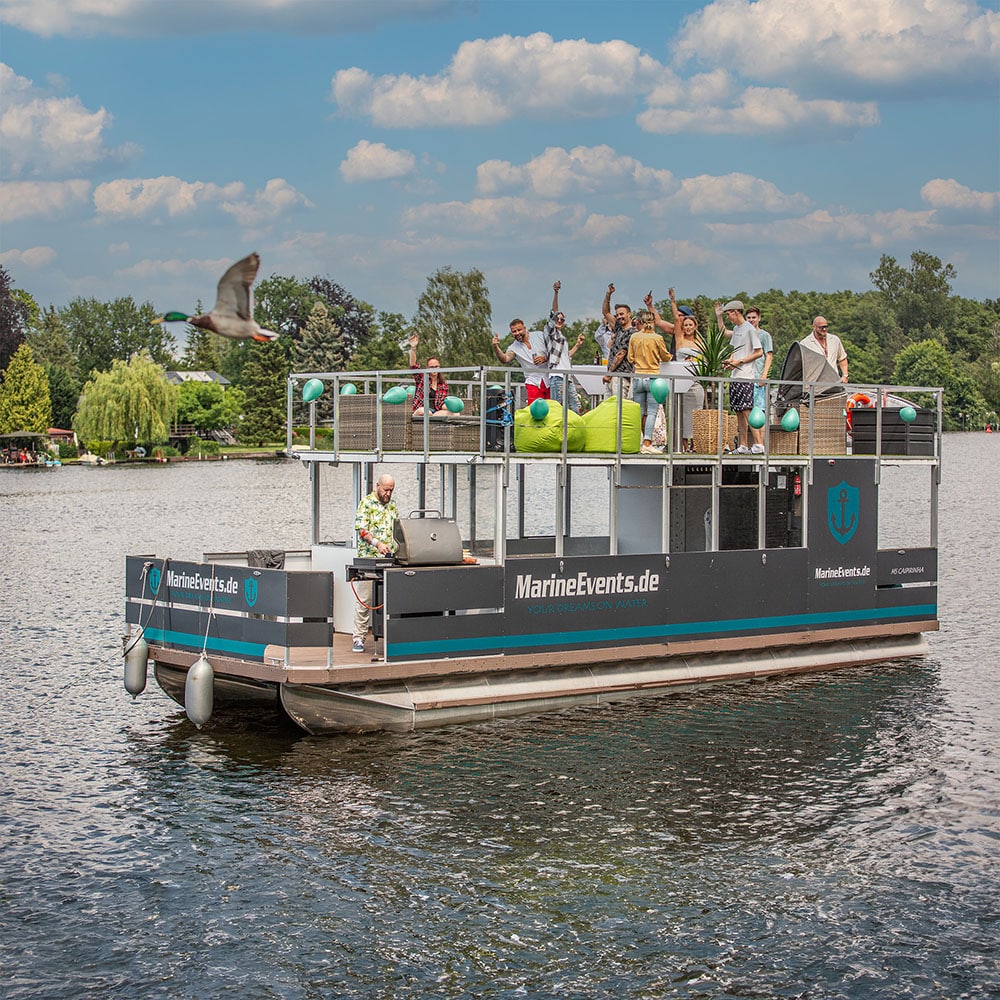 Exklusives Eventfloß mieten in Berlin – Marine Events bietet Full-Service Bootstouren am Hafen Köpenick für Firmenevents, JGA und Hochzeiten auf der Spree.