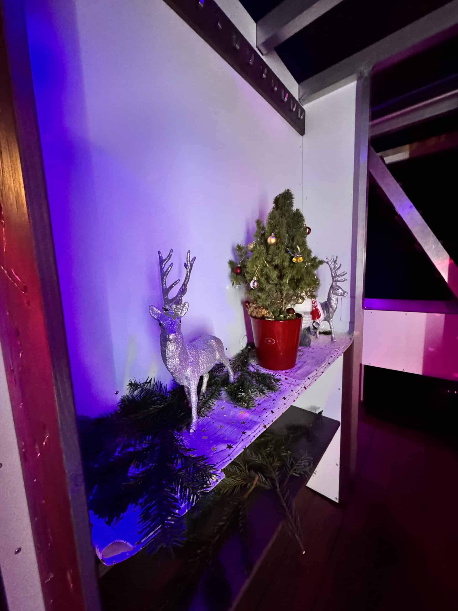 Weihnachtliche Dekoration auf dem Partyfloß